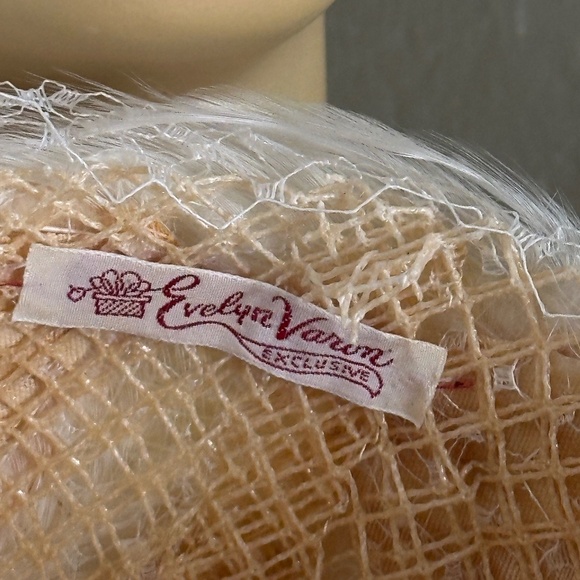 DELIGHTFUL DESIGNER 1960s' IVORY FEATHER PILLBOX HAT WITH MATCHING VEIL - Picture 11 of 11